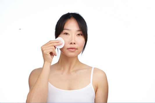 Água micelar: benefícios para a limpeza do rosto
